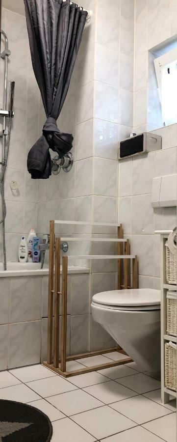 Parkplatz Und Balkon - Burberg'S Heimathafen In Wiesbaden Dış mekan fotoğraf